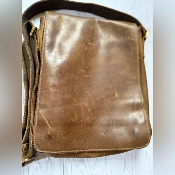 Vintage-Style Brown Leather Messenger Bag for Men - Picture 2 of 7